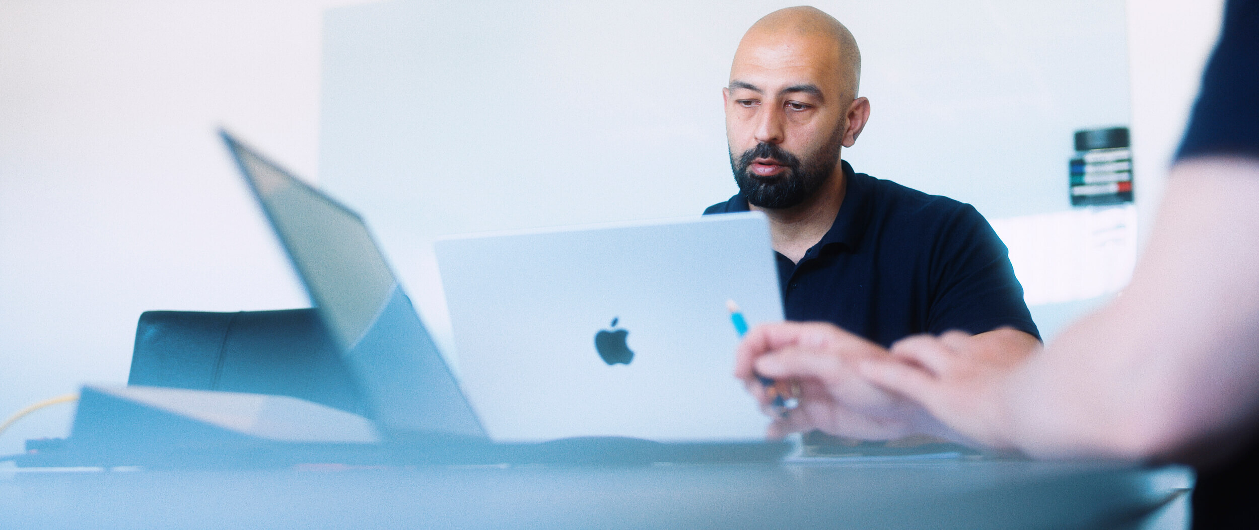 Besprechung mitarbeier mit laptop