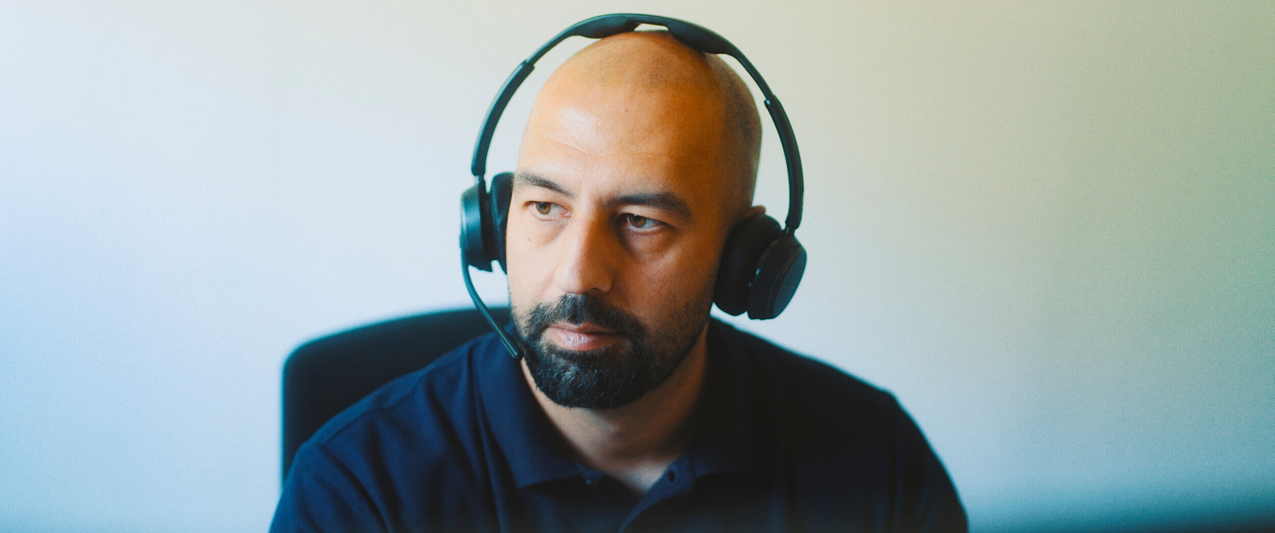 Mitarbeiter mit headset frontal