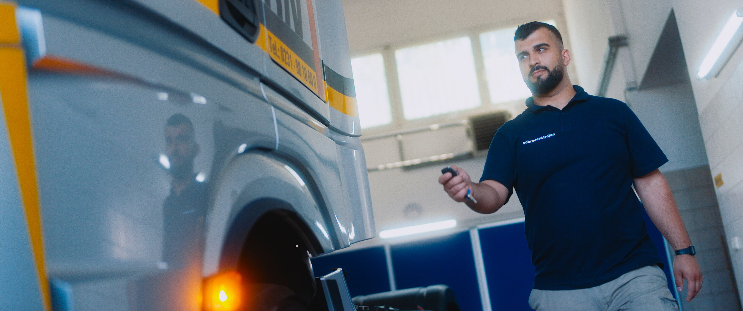 Mitarbeiter schliesst transpoter auf